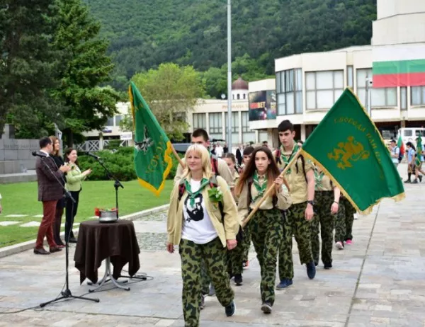 1400 поклонници  тръгнаха по стъпките на Ботевата чета в Националния поход "Козлодуй – Околчица"
