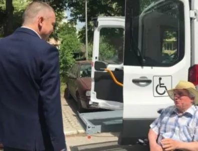 Два нови микробуса за хора с увреждания закупи община Варна