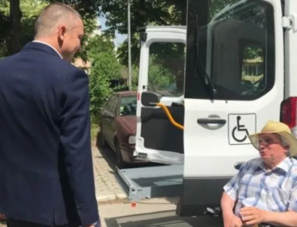 Два нови микробуса за хора с увреждания закупи община Варна