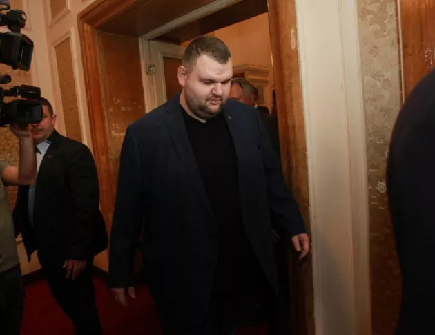 Пеевски отново в парламента с охранители, Караянчева се шегува с БСП