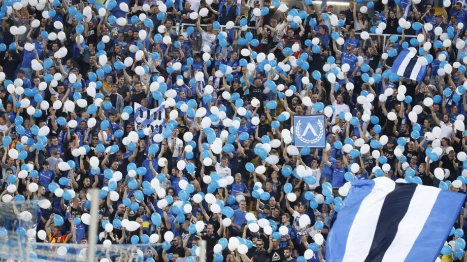 Фенове на Левски организираха търг в подкрепа на школата на "сините"
