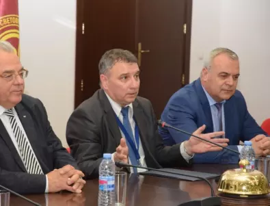 Ректорът на УНСС отново защити дисциплинарното уволнение на доц. Осиковски