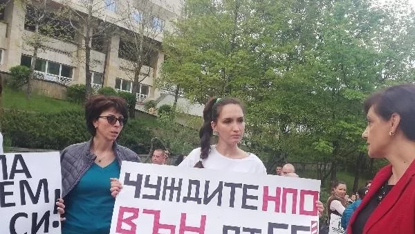 Протестиращи майки от Смолян поканиха д-р Дариткова на дискусия