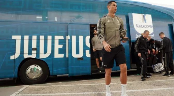 ВИДЕО: Роналдо спря автобуса на Португалия, за да се снима с тежко болно дете