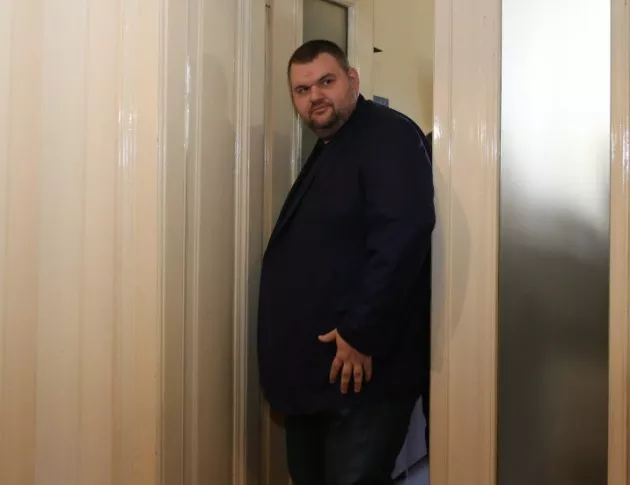 КОЙ или какво принуди Пеевски да дойде на работа?