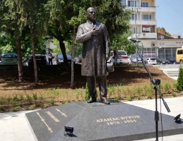 Горнооряховчани издигнаха паметник на Атанас Буров