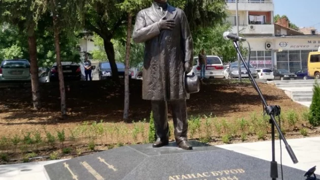 Горнооряховчани издигнаха паметник на Атанас Буров