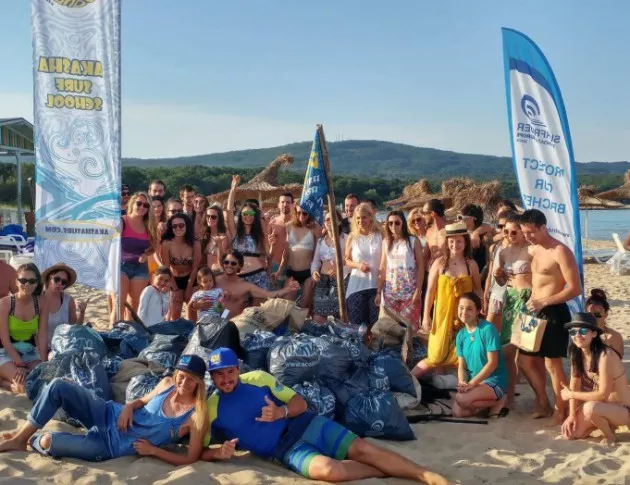 С почистване на плаж Ропотамо започва тазгодишната серия от инициативи   за по-чисто Черно море на сърфистите от Wind2Win
