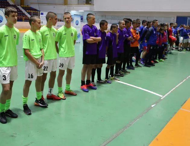 Деца в неравностойно положение участват в детски футболен турнир