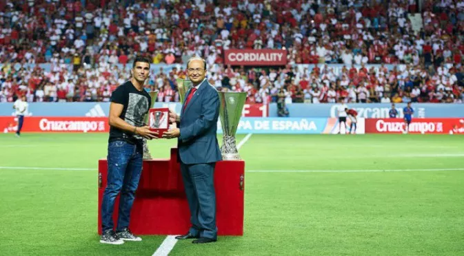 Звезда на Ливърпул посвети трофея в Шампионска лига на Рейес (ВИДЕО)