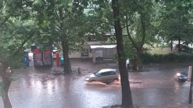 Усложнена обстановка след поройния дъжд в Пловдив, ключови булеварди са затворени