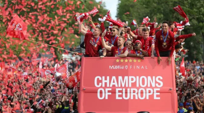 Ливърпул е червен, футболисти и треньори обикалят града, за да покажат трофея си (ВИДЕО)