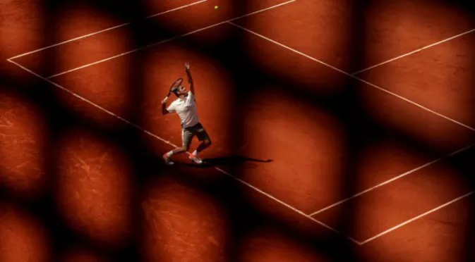Роджър Федерер продължава с трисетовите акции на Ролан Гарос и вече е на 1/4-финал