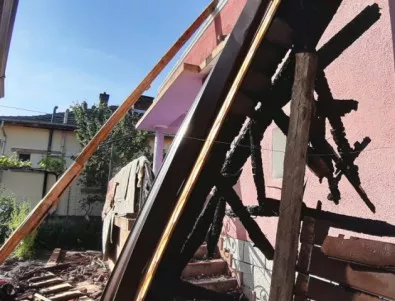 Мълния унищожи къща в Казанлък (СНИМКИ)