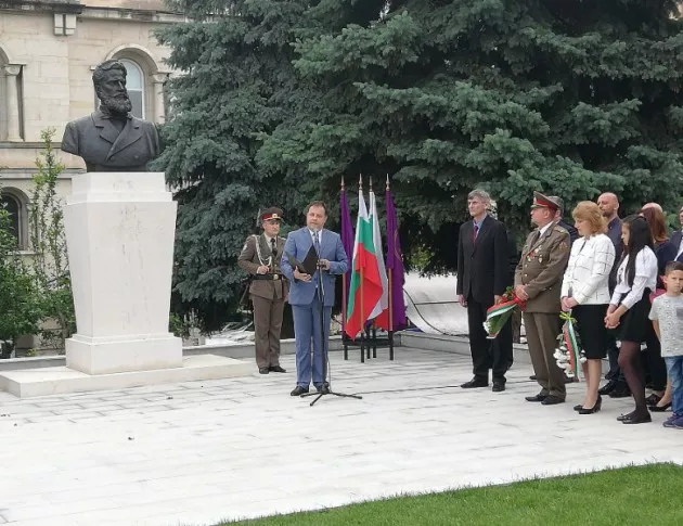 Откриха паметник на Христо Ботев във Велико Търново (СНИМКИ)