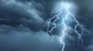 Шокиращо: Гръм порази играчи по време на футболен мач (ВИДЕО)