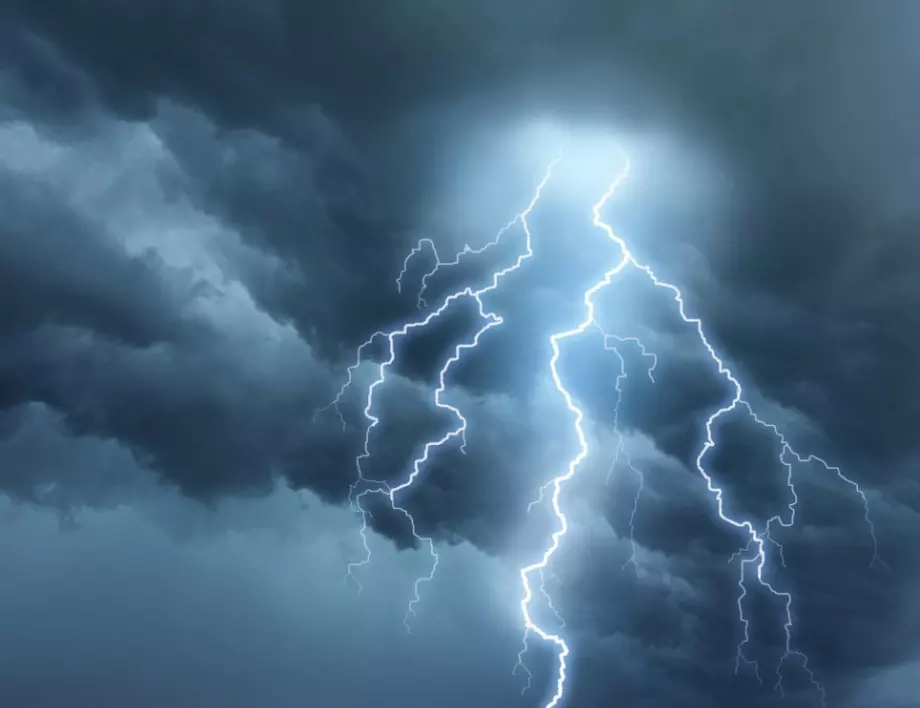Как да предпазим електроуредите при гръмотевична буря?