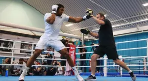 Ей Джей сравни треньора си с футболна легенда