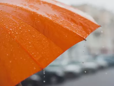 ВИДЕО: Мъж реши да лети с чадър, вместо парашут, вятър понесе цял диван