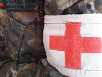 Военни медици помогнаха на ранена в катастрофа жена