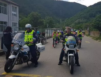 Полицаи от Банско качиха ученици на велосипеди