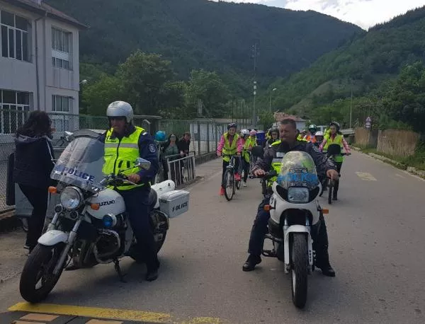Полицаи от Банско качиха ученици на велосипеди