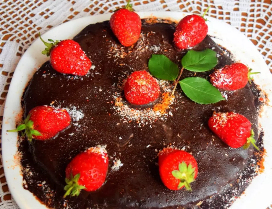 Чуден новогодишен десерт: Шоколадова торта с ягоди