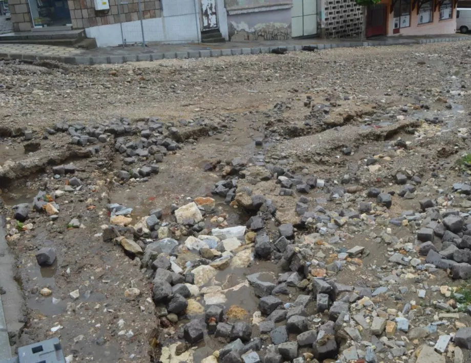 Седмица след потопа в Благоевград: Настилка пропадна заради спукан водопровод