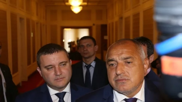 Как правителството си присвои бюджетния излишък