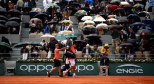 Дъждът остави битката между Джокович и Тийм за събота