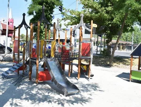 Изграждането на най-голямата детска площадка в Пловдив върви по план (СНИМКИ)