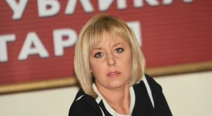 Манолова сезира КС за частното финансиране на партиите