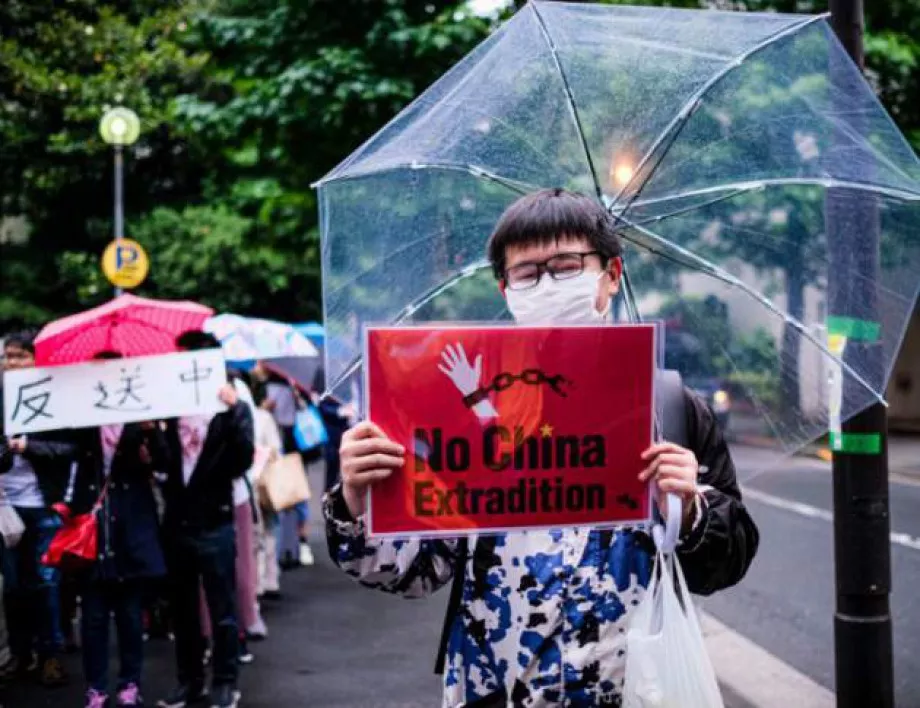 Задава ли се криза между Великобритания и Китай заради Хонконг?