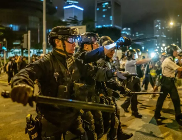 Десетки ранени при протестите в Хонконг