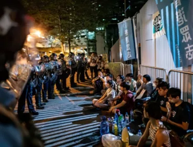 Нов мащабен протест пред парламента в Хонконг