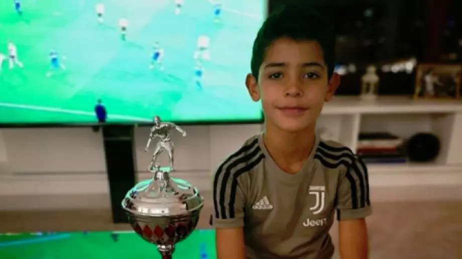 ВИДЕО: Кристиано-младши полудя при гола на баща си срещу Интер
