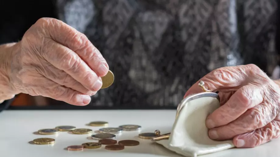 Социалната пенсия за старост става 247,00 лв.  от 1 юли