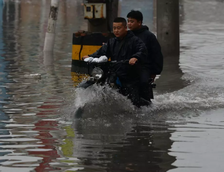 Стотици хиляди китайци напускат домовете си заради наводнения 