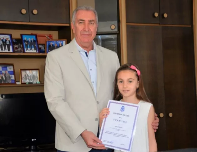 Грамота за малката пианистка Анна Русева от кмета на Видин