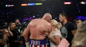 Тайсън Фюри показа и певческите си умения след победата над Шварц (ВИДЕО)