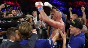 Типично в свой стил: Тайсън Фюри се появи на ринга като Аполо Крийд и вдигна публиката на крака (ВИДЕО)