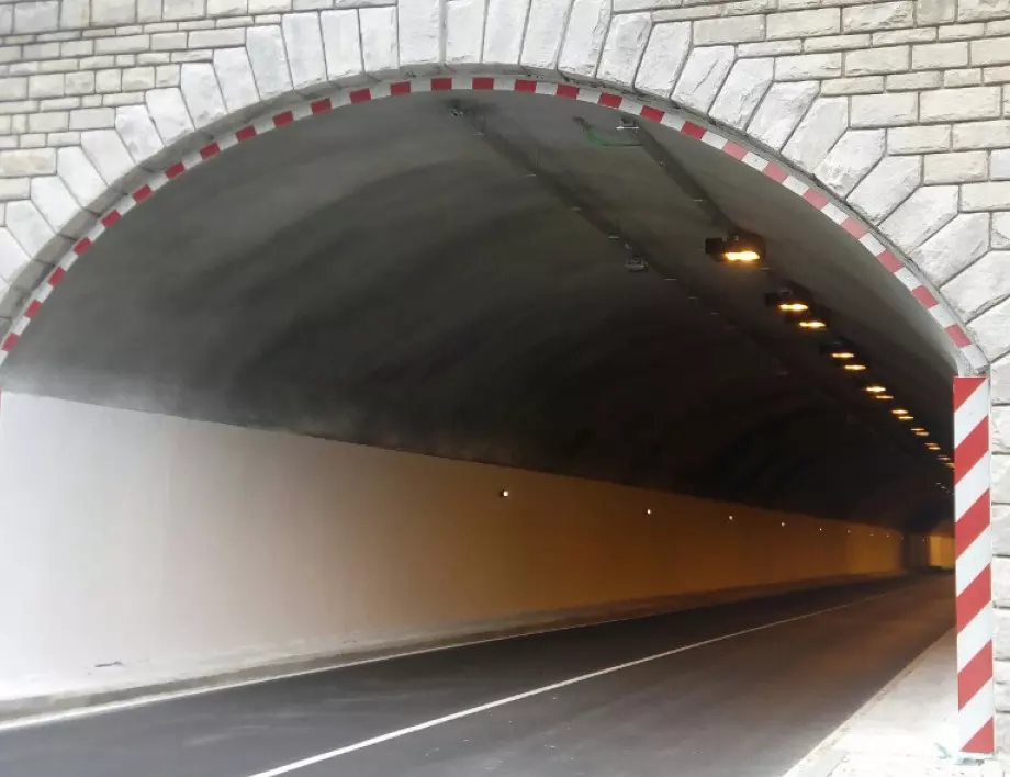 Утре шофьорите да карат с повишено внимание в тръбата за Бургас на тунел „Траянови врата“ на АМ “Тракия“