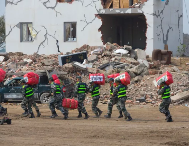 Загиналите след силното земетресение в Китай стават все повече