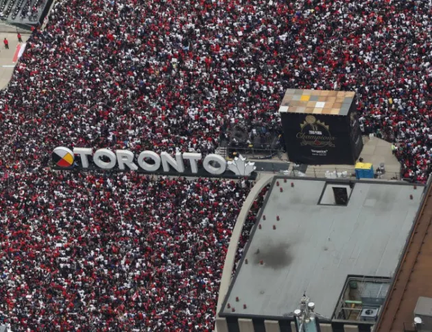 Паника след стрелба в близост до шампионския парад на Торонто Раптърс