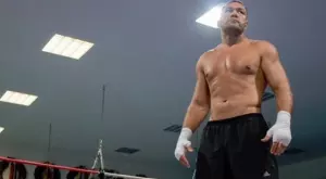 История за музика, боядисване и бокс - съдията, който жестоко поряза Пулев срещу Чисора