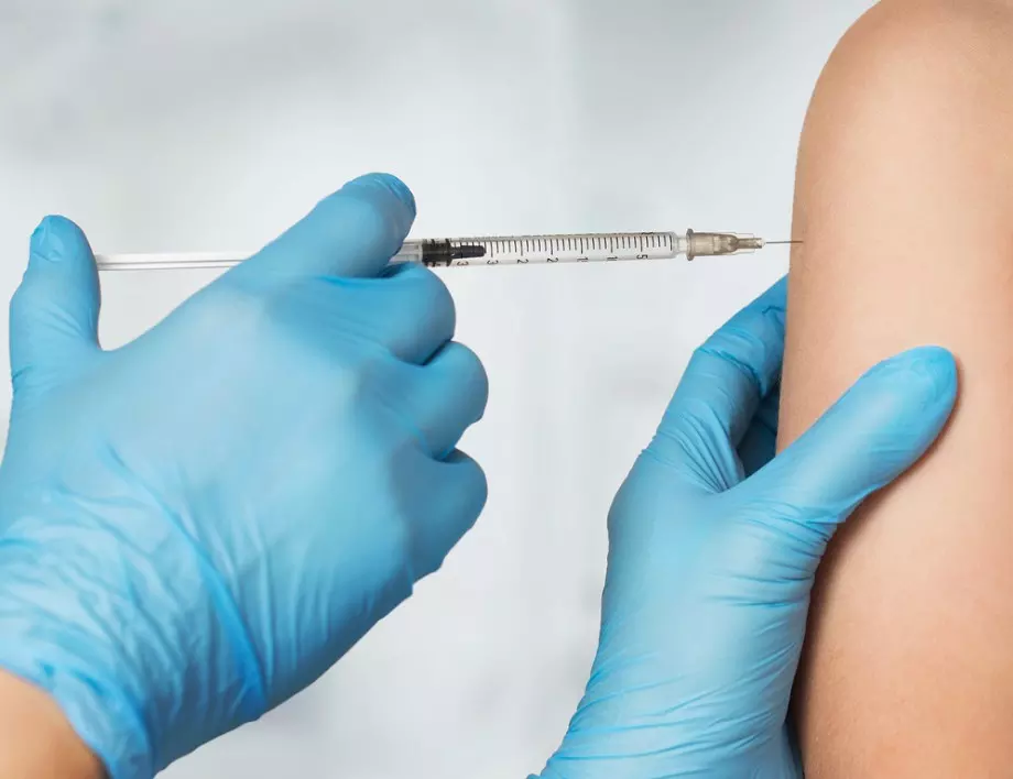 СЗО: Следващите 3 до 6 месеца ваксините няма да са достатъчни да спрат нов пик на COVID-19