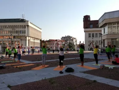 108 пъти поглед към слънцето отправиха асеновградчани в чест на Деня на йога (ВИДЕО)