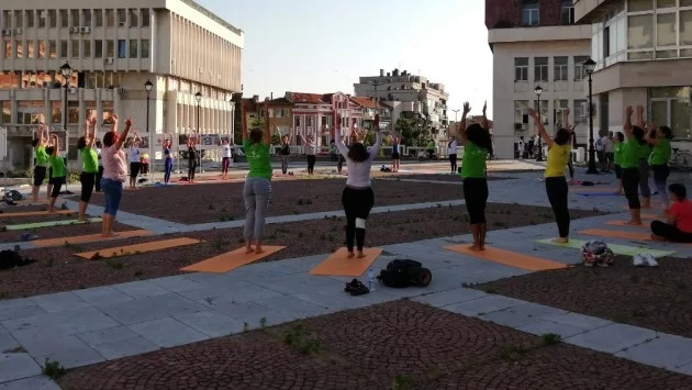 108 пъти поглед към слънцето отправиха асеновградчани в чест на Деня на йога (ВИДЕО)