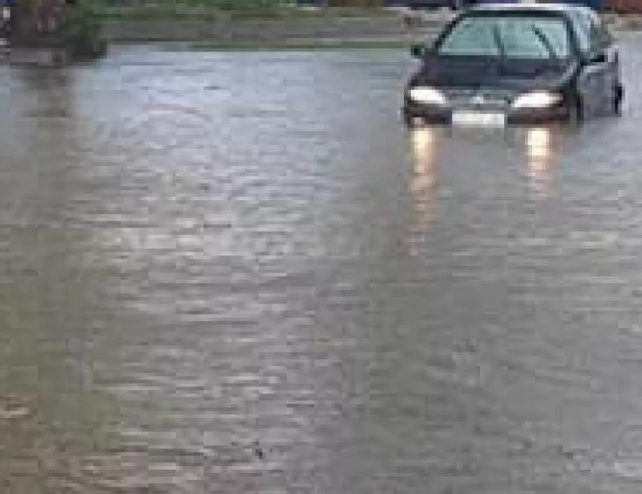 Поройни дъждове наводниха Югоизточна Испания, двама са загинали (ВИДЕО)