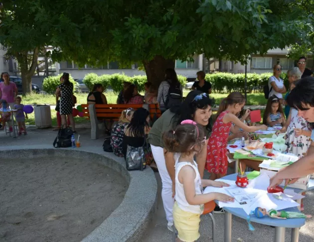 Първата "Читалня на открито" в Асеновград събра малки и големи любители на книгата (СНИМКИ)